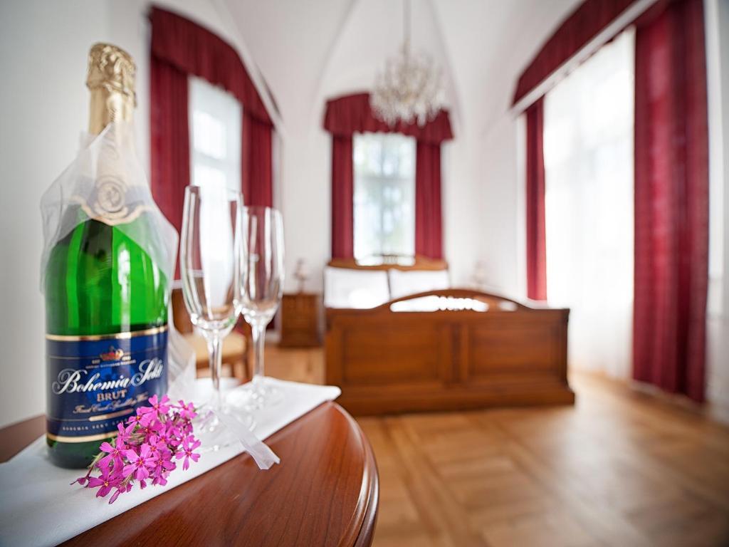 Ea Zamecky Hotel Hrubá Skála Buitenkant foto
